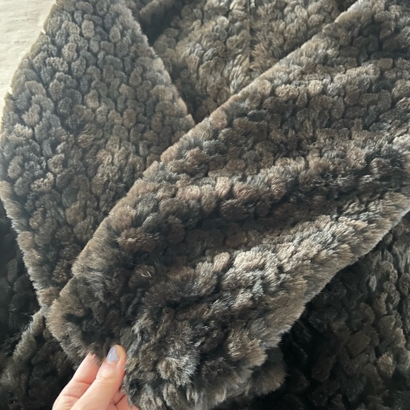 Medium Gallery Women’s Faux fur Jacket EUC - Picture 6 of 13